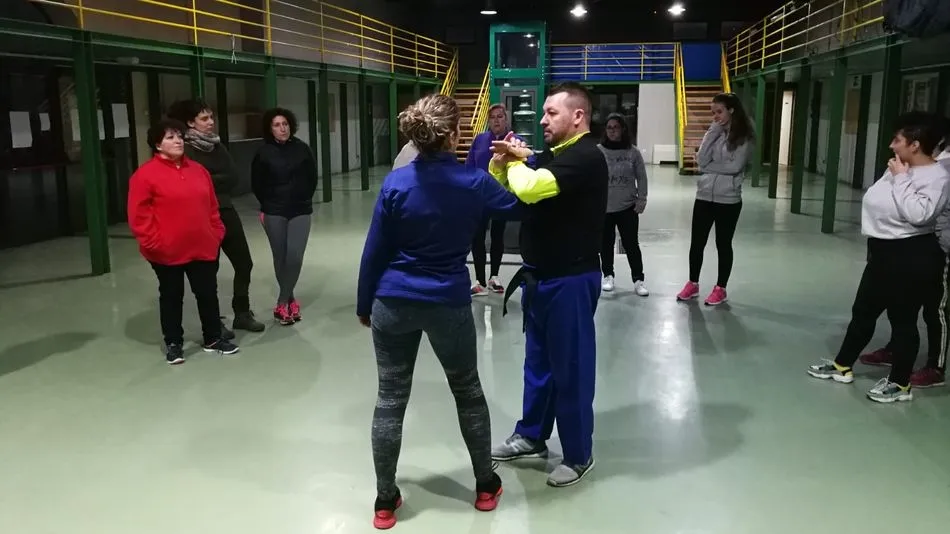 Las asistentes al taller aprendieron a reaccionar ante una agresión