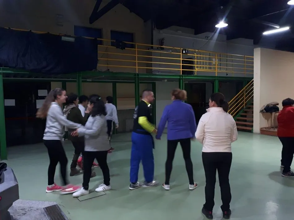 Foto 6 - Un taller pone en contacto a un grupo de mujeres con la defensa personal  