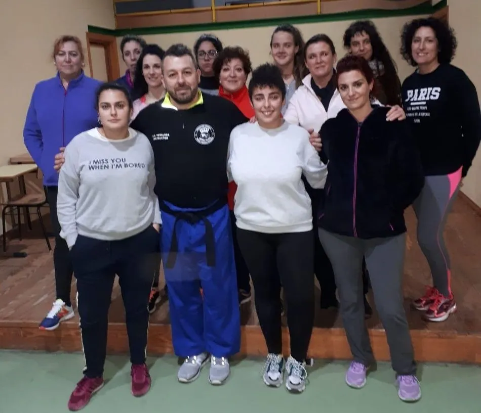 Foto 5 - Un taller pone en contacto a un grupo de mujeres con la defensa personal  