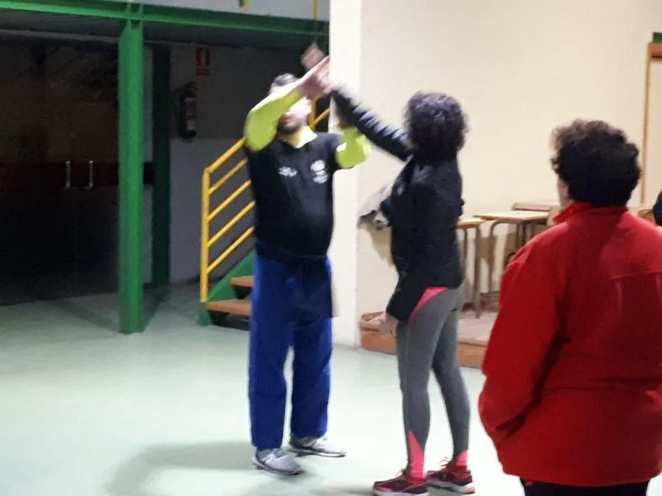 Foto 4 - Un taller pone en contacto a un grupo de mujeres con la defensa personal  