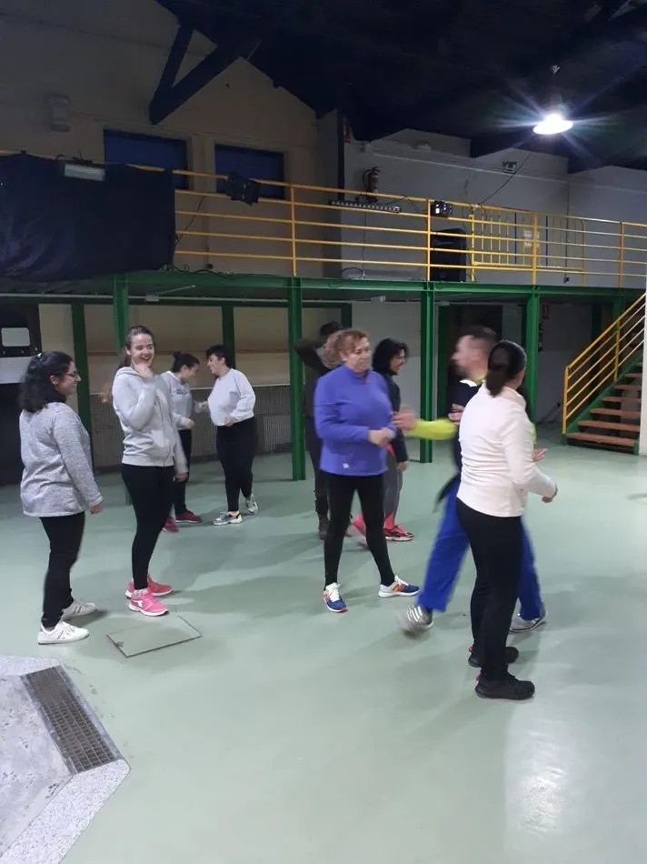 Foto 2 - Un taller pone en contacto a un grupo de mujeres con la defensa personal  