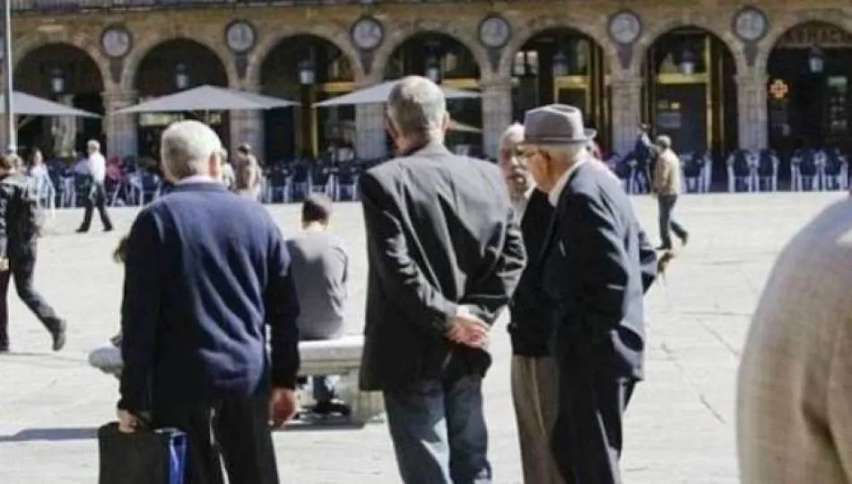 Un grupo de jubilados en la Plaza Mayor