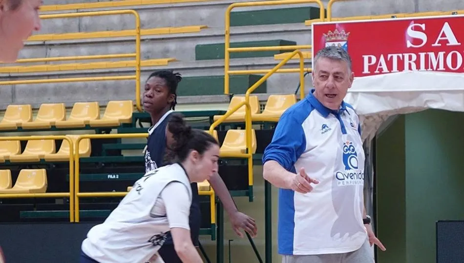 Miguel Ángel Ortega dirige un entrenamiento de Perfumerías Avenida