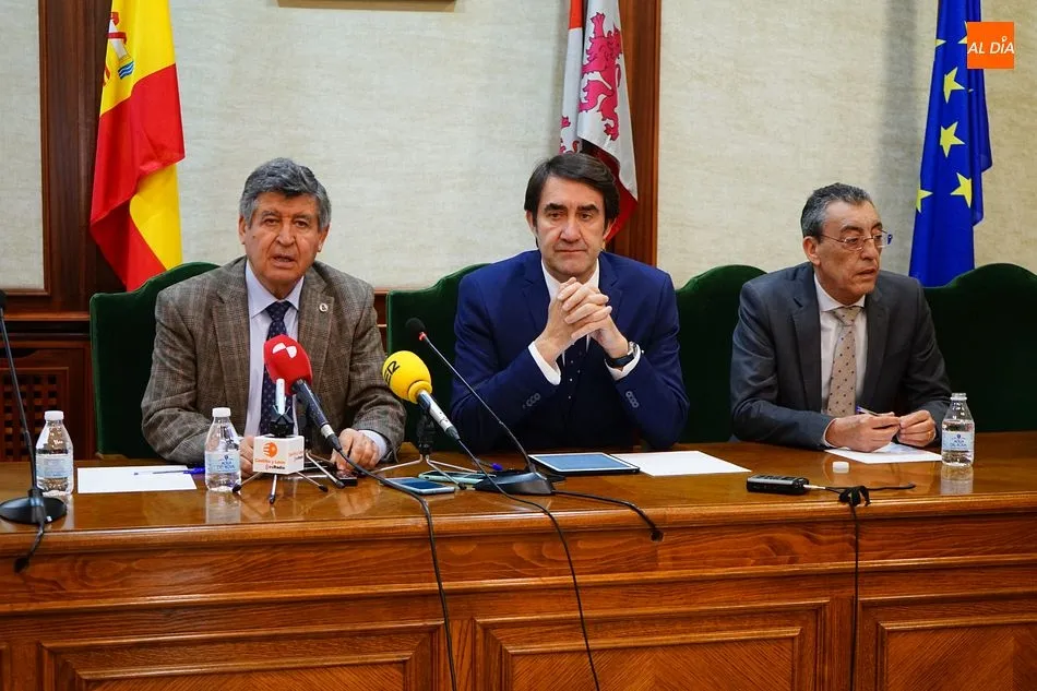 Alejo Riñones, el consejero Suárez-Quiñones y Bienvenido Mena en el Ayuntamiento de Béjar