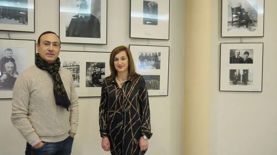 El alcalde de Carbajosa, Pedro Samuel Martín, y la concejala de Cultura, Teresa Sánchez, inauguran la exposción