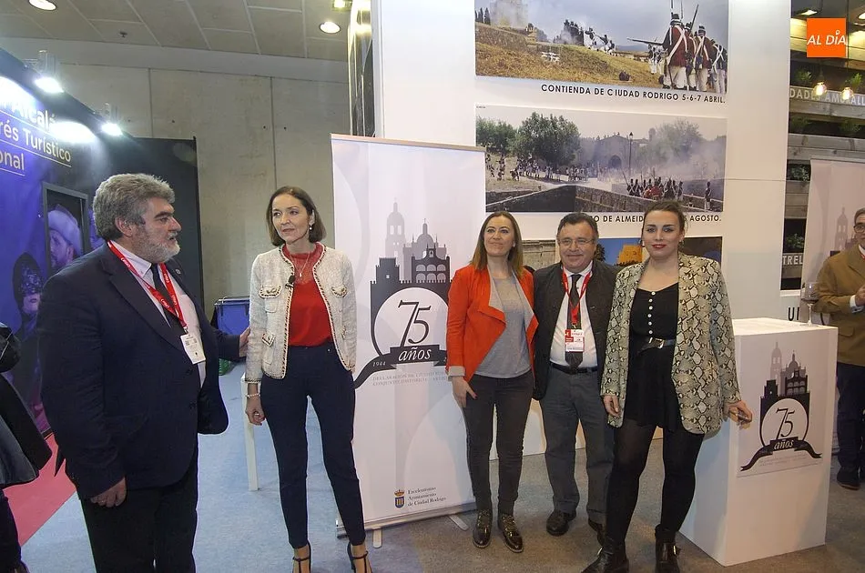 La ministra junto a las autoridades mirobrigenses | Fotos Adrián Martín