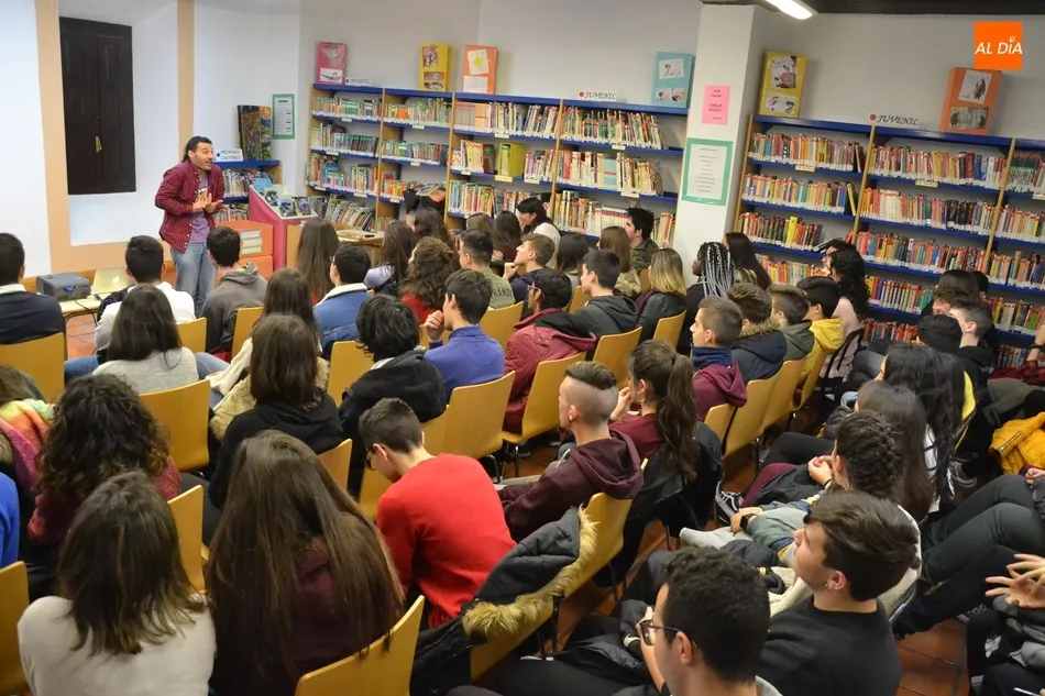 Foto 7 - J&oacute;venes del IES Fray Diego se acercan a la ciencia a trav&eacute;s del humor con &lsquo;Big Van&rsquo;  