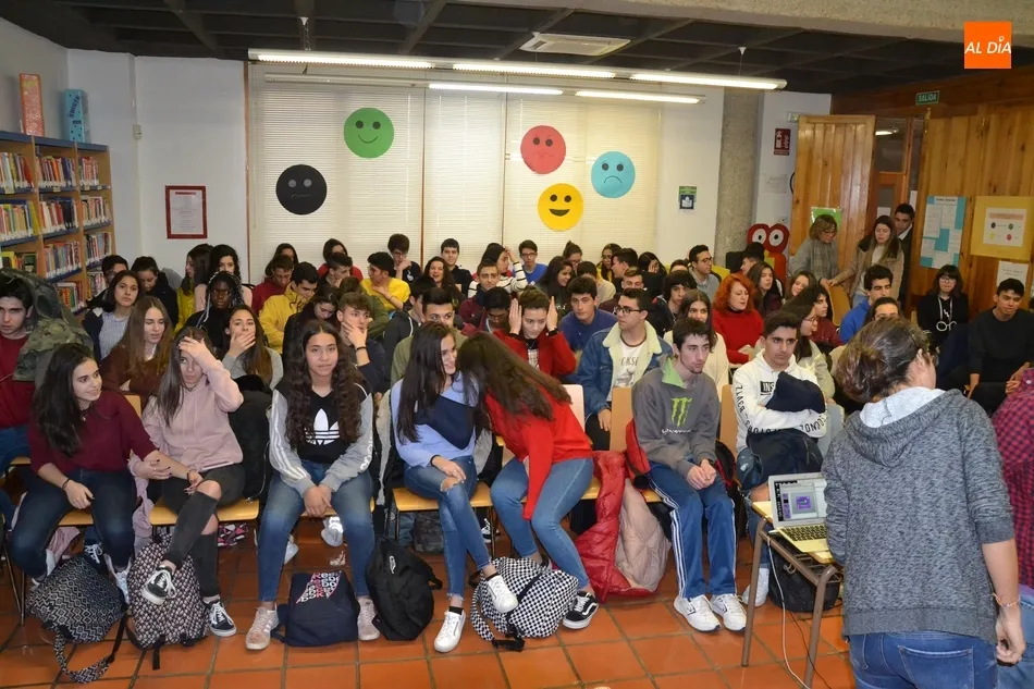 Foto 2 - J&oacute;venes del IES Fray Diego se acercan a la ciencia a trav&eacute;s del humor con &lsquo;Big Van&rsquo;  