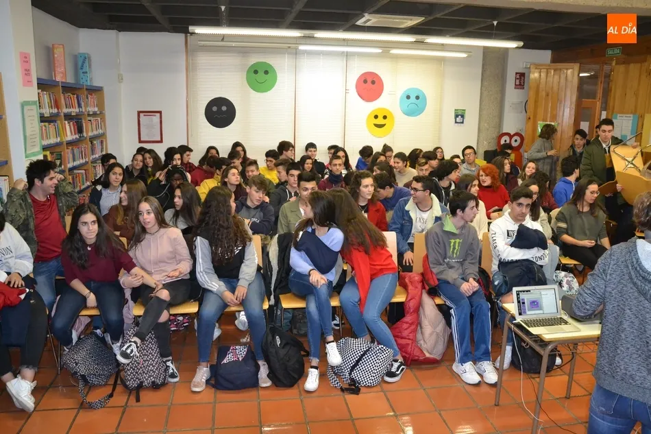 Jóvenes del IES Fray Diego se acercan a la ciencia a través del humor con ‘Big Van’  