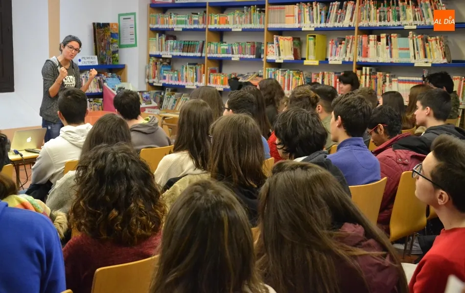 Foto 3 - J&oacute;venes del IES Fray Diego se acercan a la ciencia a trav&eacute;s del humor con &lsquo;Big Van&rsquo;  