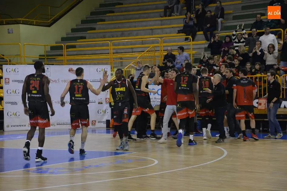 Los jugadores del CB Tormes se felicitan en el partido frente al Óbila