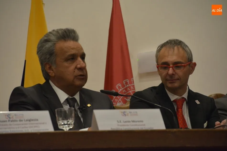 Foto 3 - El presidente de Ecuador recibe la Medalla de la Universidad de Salamanca