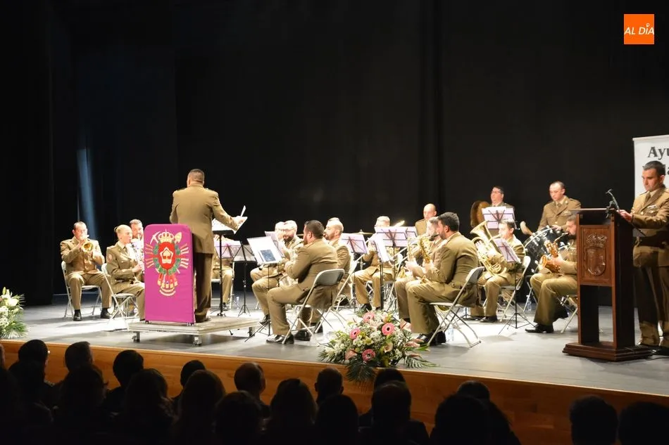 Foto 9 - Numerosas autoridades inauguran oficialmente el auditorio de Villares de la Reina