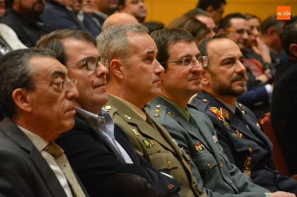 Foto 2 - Numerosas autoridades inauguran oficialmente el auditorio de Villares de la Reina