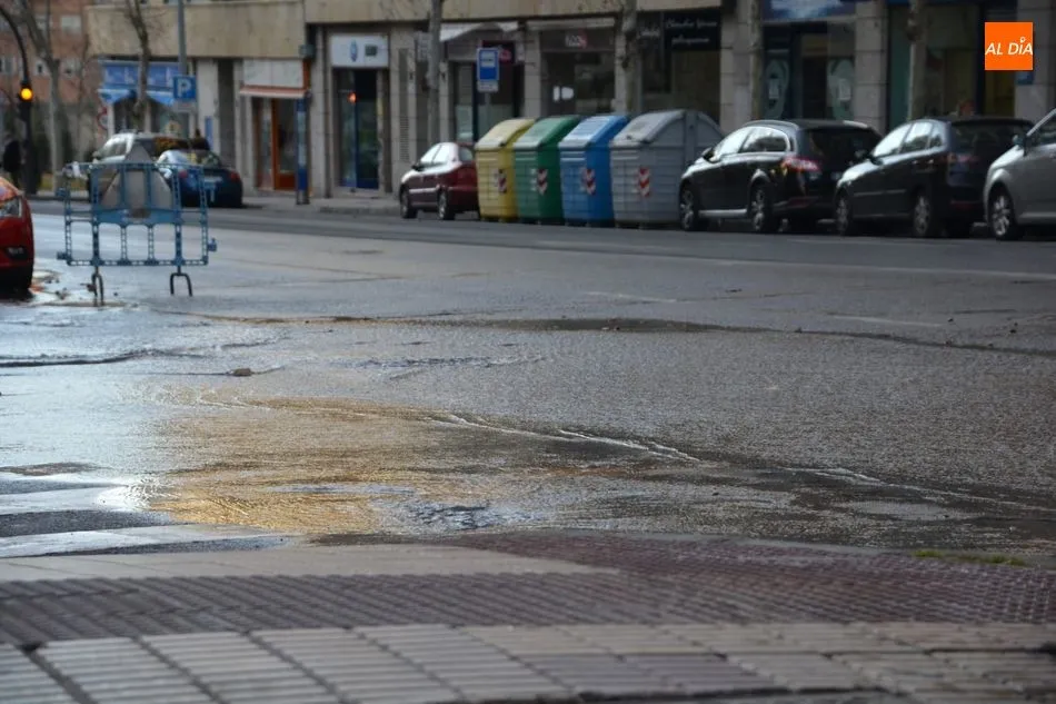 El agua ha vuelto a inundar la avenida Comuneros