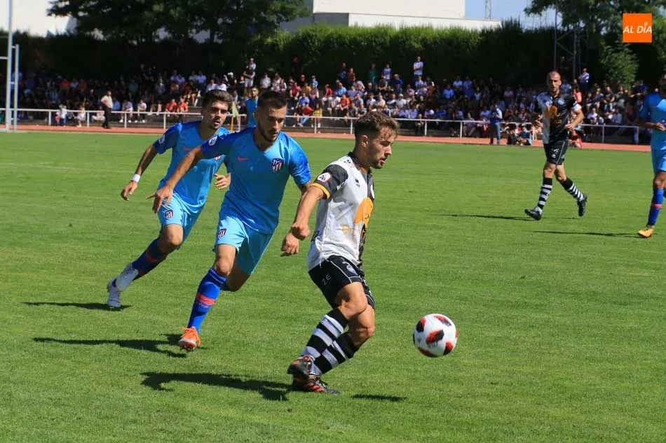 Unai Hernández es presionado en el partido de la primera vuelta frente al Atlético de Madrid