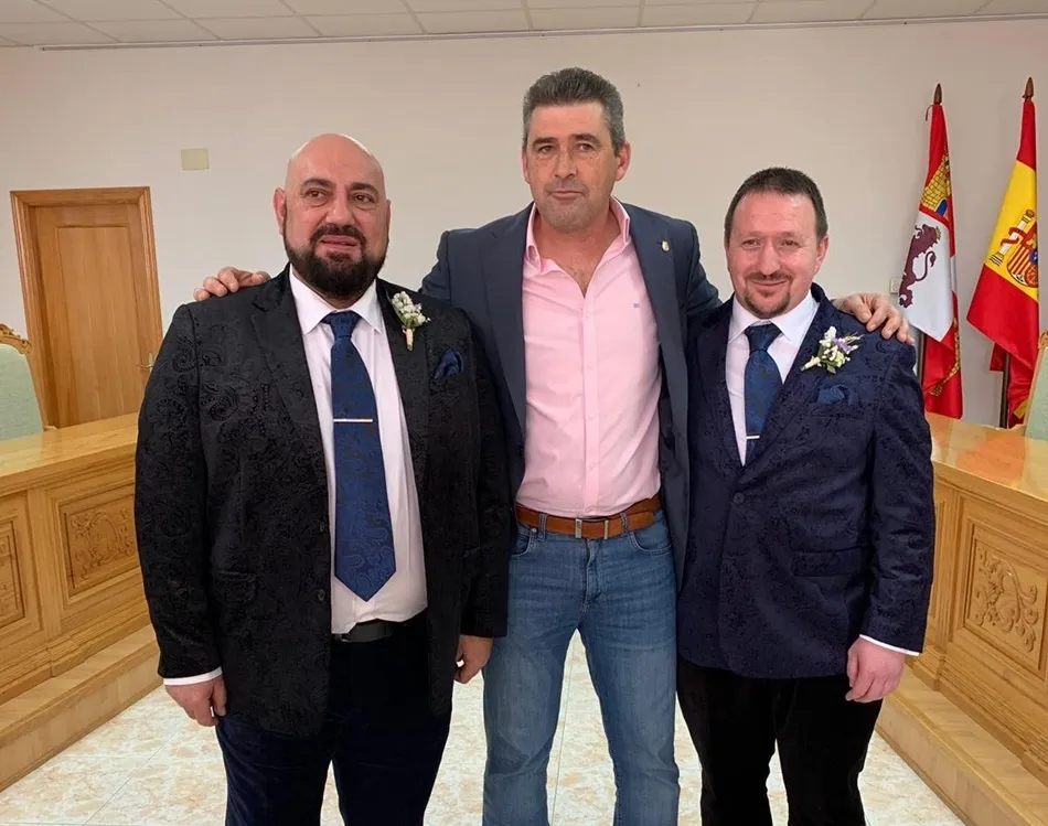 Foto 3 - Jos&eacute; Antonio y Aritz se dan el &lsquo;s&iacute; quiero&rsquo; en la primera boda homosexual oficiada en Villoria
