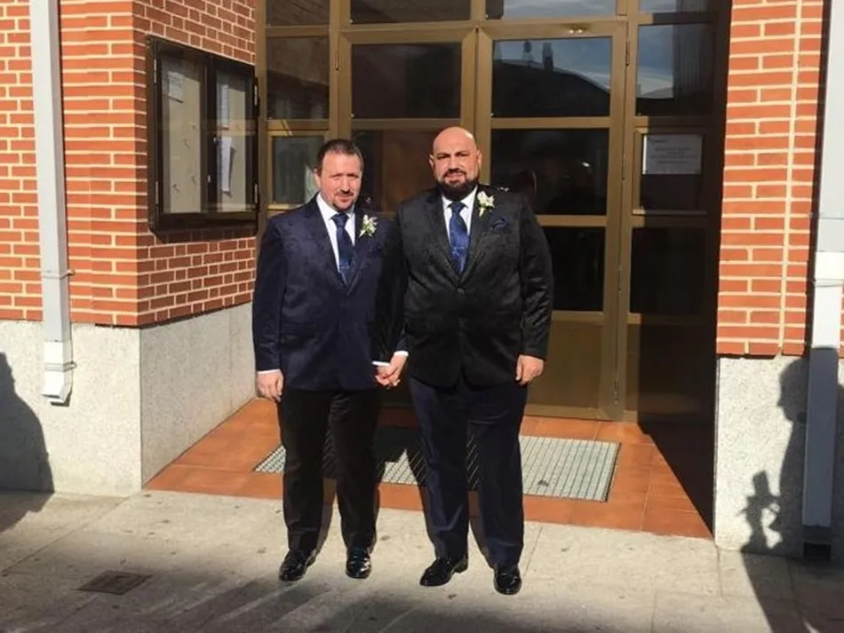 Foto 2 - Jos&eacute; Antonio y Aritz se dan el &lsquo;s&iacute; quiero&rsquo; en la primera boda homosexual oficiada en Villoria