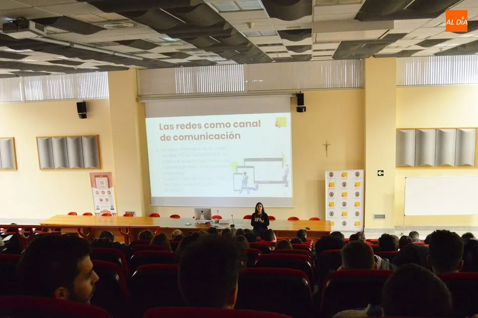 Foto 2 - Interesante charla sobre el buen uso de la redes sociales en la Universidad Pontificia