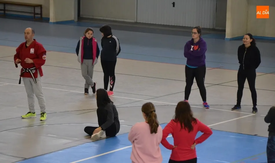 Foto 2 - 25 mujeres de variadas edades asisten al segundo taller de defensa personal  