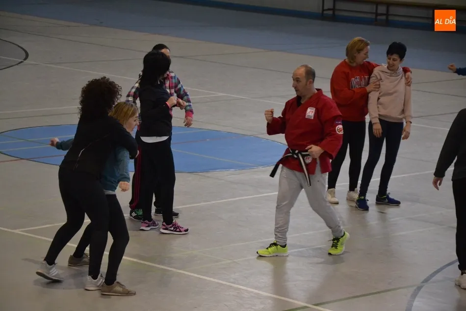 25 mujeres de variadas edades asisten al segundo taller de defensa personal  