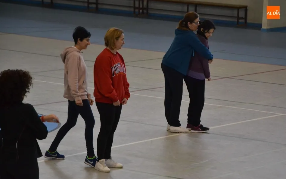 Foto 6 - 25 mujeres de variadas edades asisten al segundo taller de defensa personal  