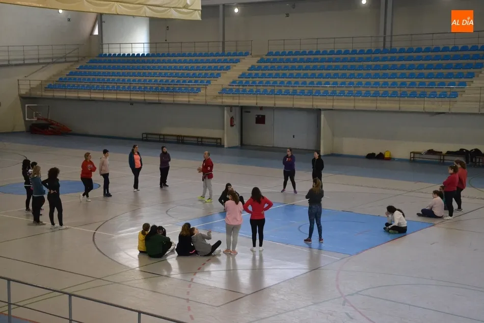 Foto 4 - 25 mujeres de variadas edades asisten al segundo taller de defensa personal  