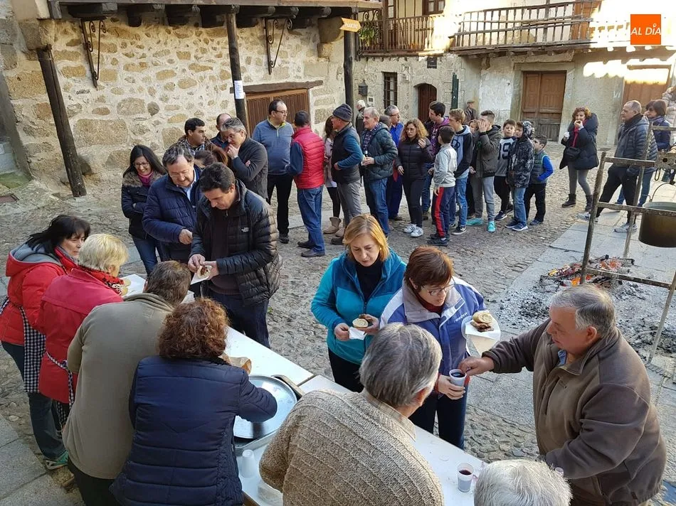 El reparto de chichas y costilletas fue el momento más concurrido de la matanza