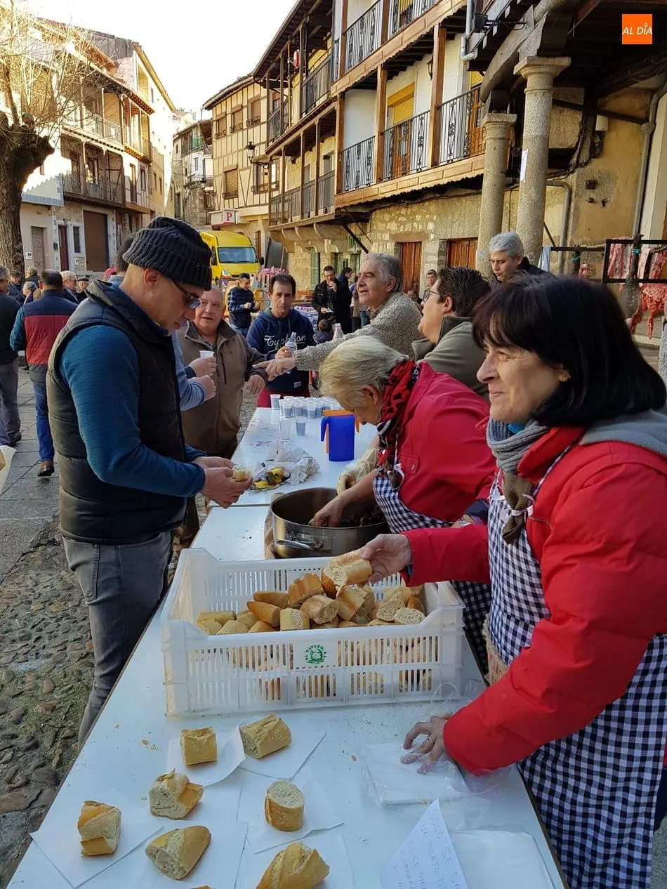 Foto 10 - San Esteban de la Sierra disfruta un a&ntilde;o m&aacute;s de su matanza t&iacute;pica