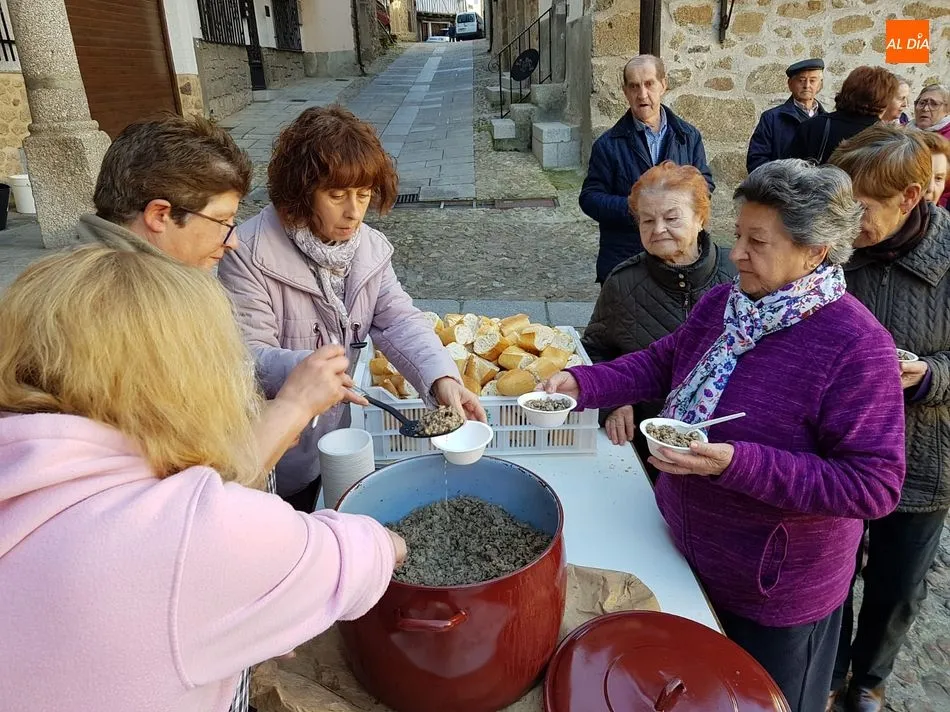 Foto 5 - San Esteban de la Sierra disfruta un a&ntilde;o m&aacute;s de su matanza t&iacute;pica