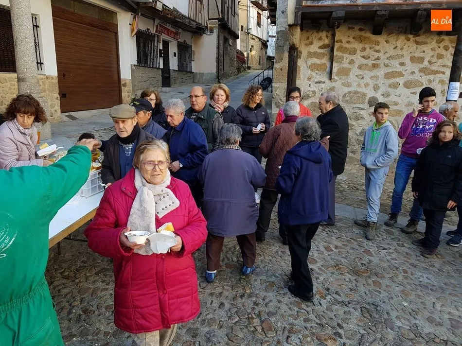 Foto 2 - San Esteban de la Sierra disfruta un a&ntilde;o m&aacute;s de su matanza t&iacute;pica