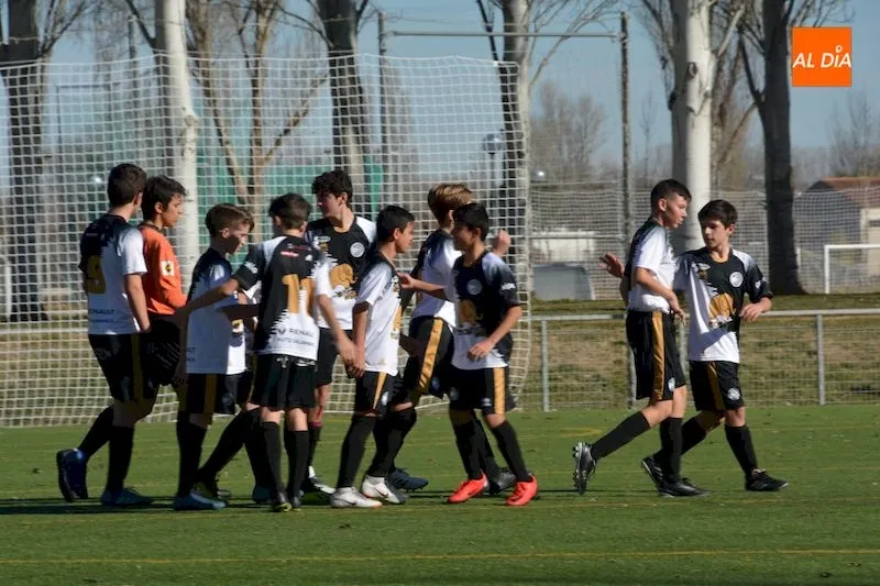 Los jugadores del Cadete Regional de Unionistas celebran un gol. Imagen: Lydia González