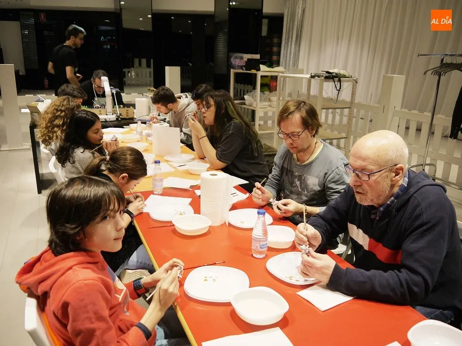 Foto 4 - Se pone en marcha el Taller de Pintado de Figuras del Centro Comercial El Tormes