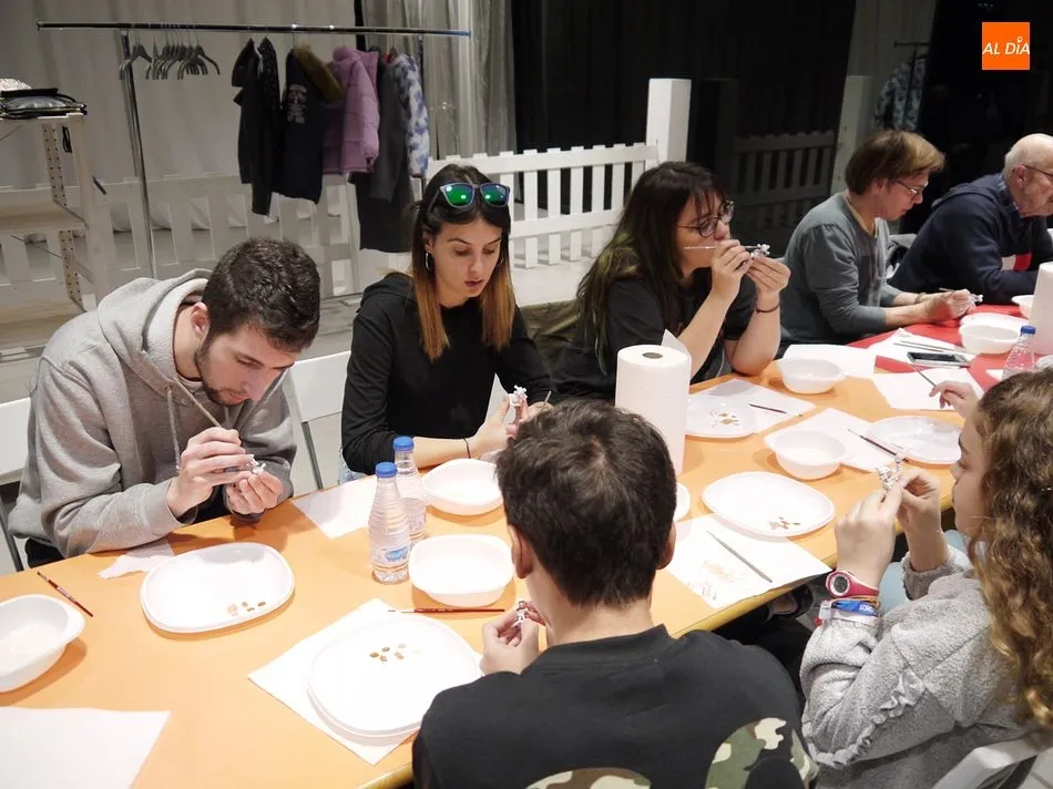 Foto 3 - Se pone en marcha el Taller de Pintado de Figuras del Centro Comercial El Tormes