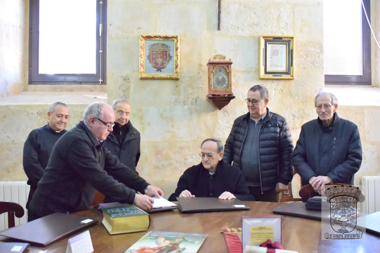 Momento de la firma del acta de nombramiento del nuevo deán