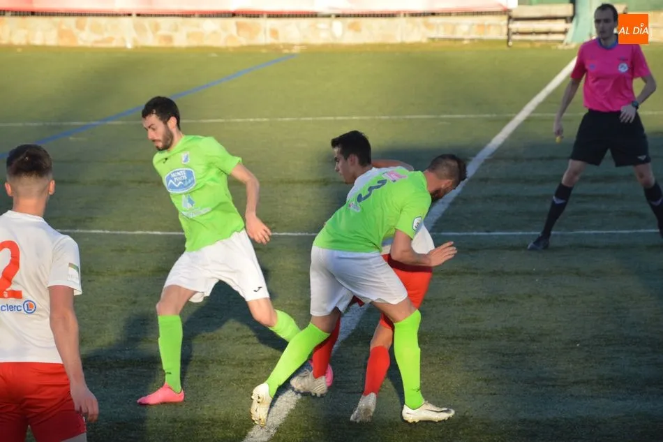 Foto 3 - El Santa Marta vence al Almaz&aacute;n con &lsquo;susto&rsquo; final (3-2)