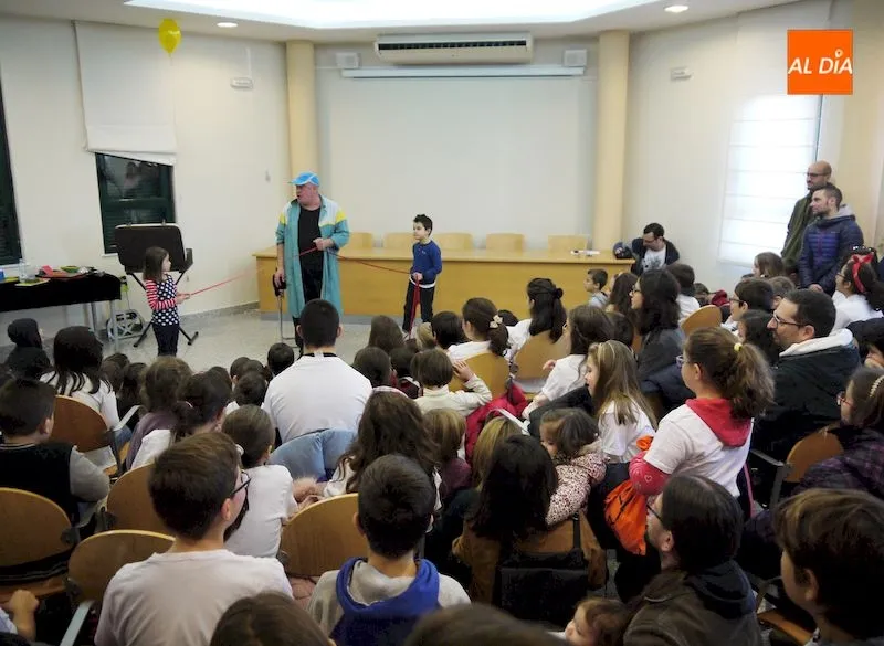 Foto 2 - Fernando Salda&ntilde;a lleva su espect&aacute;culo de magia a la Casa de la Cultura