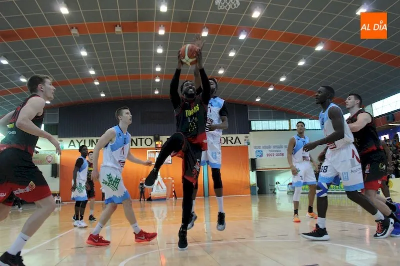 Foto 2 - El Aquimisa Queso Zamorano se lleva el derbi regional frente a La Antigua CB Tormes (86-76)