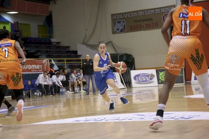 Silvia Domínguez entra a canasta en el encuentro