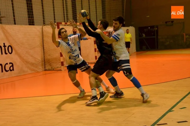 Acción del partido entre el Autocares Sanalón y el Cafés Toscaf/ Foto: Lydia González