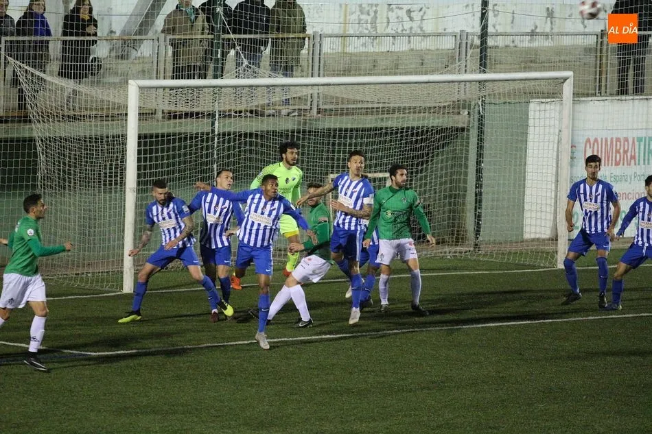 Foto 3 - CD Guijuelo y Ponferradina protagonizan un emocionante choque que acaba en empate (2-2)