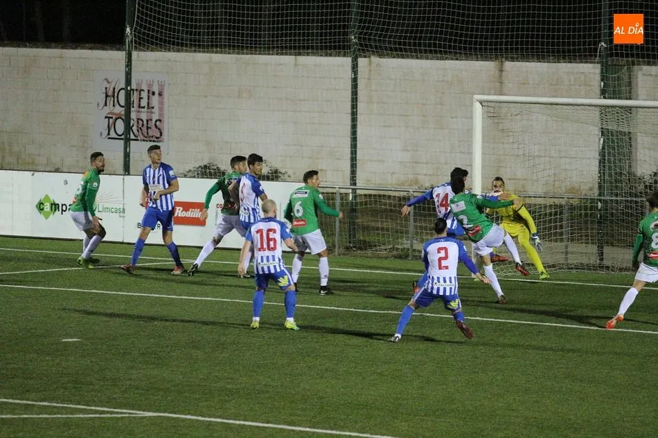 Foto 2 - CD Guijuelo y Ponferradina protagonizan un emocionante choque que acaba en empate (2-2)