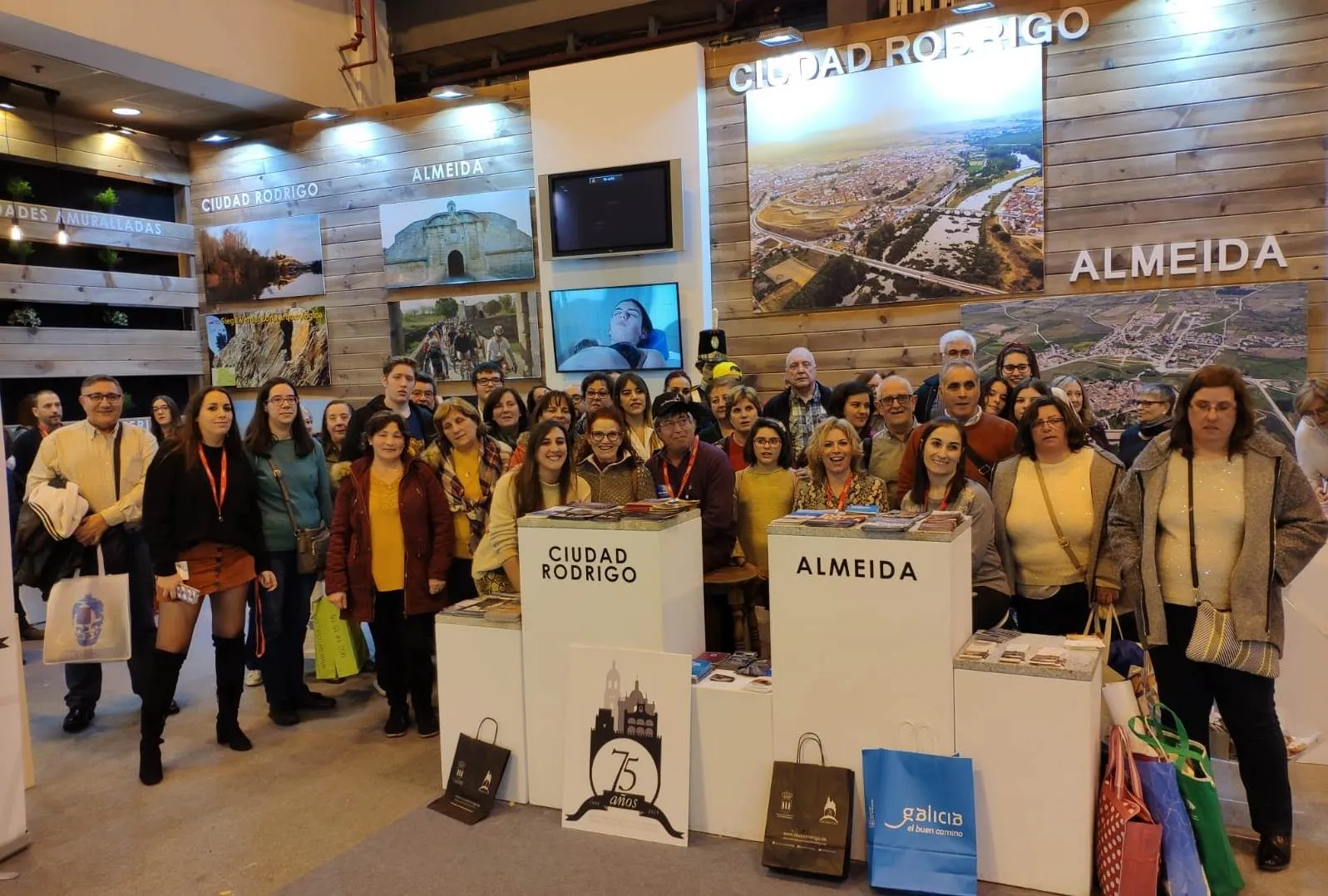 Un nutrido grupo de mirobrigenses visita FITUR  