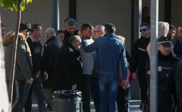 Familiares y vecinos de Julen, en el tanatorio de la barriada malagueña de El Palo. / EFE