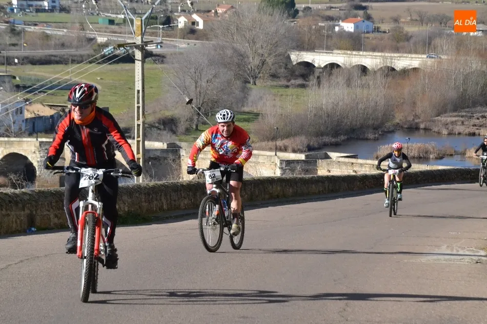 Soleada pero fría jornada de competición en Miróbriga a pie y sobre ruedas  