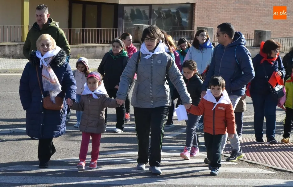 Foto 10 - Alrededor de 150 personas marchan a Ivanrey con &lsquo;obst&aacute;culos&rsquo; por el camino  