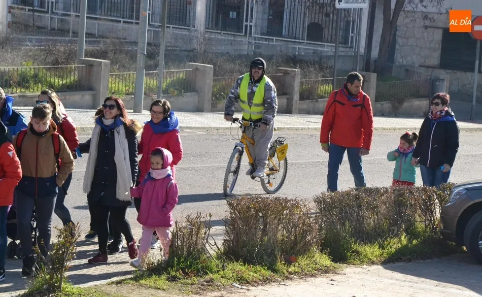 Foto 2 - Alrededor de 150 personas marchan a Ivanrey con &lsquo;obst&aacute;culos&rsquo; por el camino  