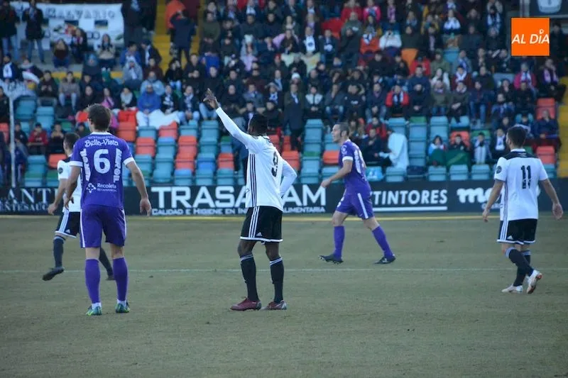 Foto 3 - El Burgos asalta el Helm&aacute;ntico con un solitario gol de Goti (0-1)