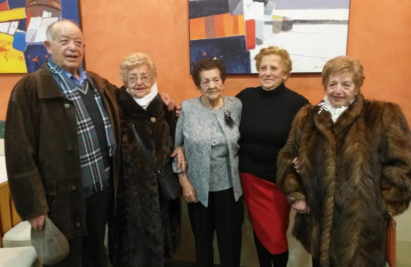 La cumpleañera aparece en el centro de la imagen