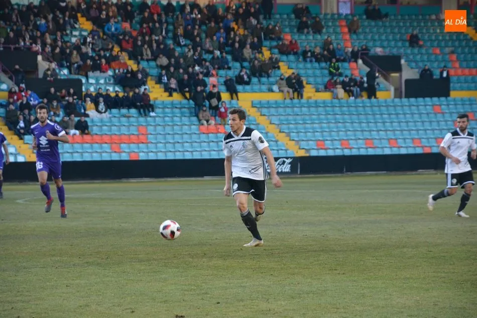 Foto 5 - El Burgos asalta el Helm&aacute;ntico con un solitario gol de Goti (0-1)